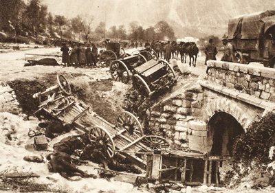 En italiensk ammunisjonskonvoi på en forsyningsvei nær Udine tatt under tysk artilleriild (s/hv-bilde) av Photographer German