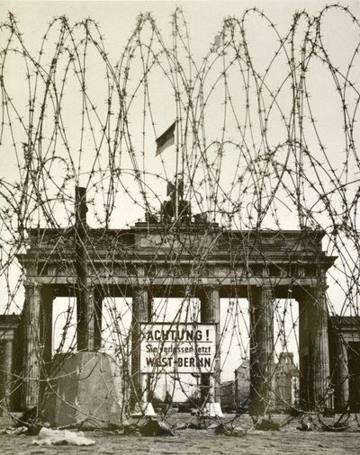 Piggtråd foran Brandenburger Tor, Berlin, Tyskland, under den allierte okkupasjonen av byen etter andre verdenskrig (s/hv-bilde) av Photographer German