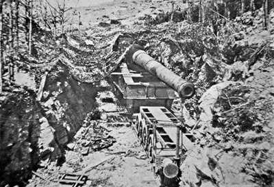 Big Bertha, en av flere gigantiske tyske kanoner montert på jernbane under første verdenskrig av Photographer German