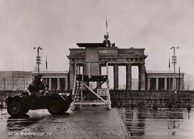 Britisk panserbil på grensen mellom Øst- og Vest-Berlin ved Brandenburger Tor (s/hv-bilde) av Photographer German