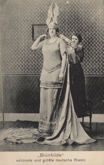 Brunhilde, den vakreste og høyeste tyske kjempekvinnen (s/hvitt bilde) av Photographer German