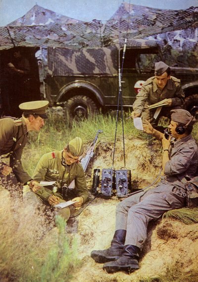 Våpenkamerater er klassebrødre, sammen er de uovervinnelige (fargebilde) av Photographer German