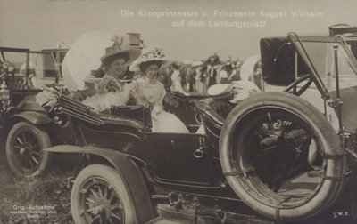 Kronprinsesse Cecilie og prinsesse August Wilhelm av Tyskland på en Zeppelin-landingsplass (s/hv-bilde) av Photographer German