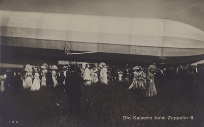 Keiserinne Victoria Augusta av Tyskland med Zeppelin LZ III (s/hv-bilde) av Photographer German
