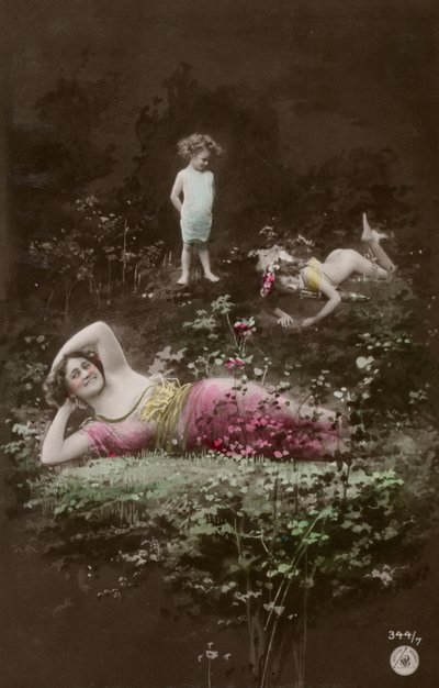 Familie på en elvebredd (fargebilde) av Photographer German