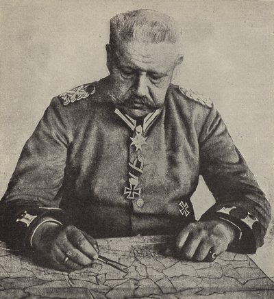 Feltmarskalk von Hindenburg studerer et kart (s/hvitt-bilde) av Photographer German