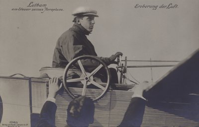 Den franske flygeren Hubert Latham ved kontrollene til flyet sitt (s/hvitt-bilde) av Photographer German