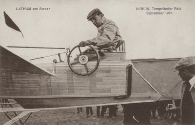 Den franske flygeren Hubert Latham ved kontrollene til flyet hans, Tempelhof flyplass, Berlin, september 1909 (s/hv-bilde) av Photographer German