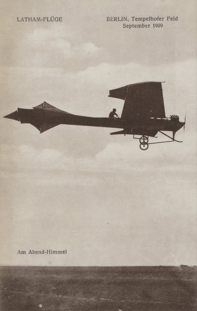 Den franske flygeren Hubert Latham flyr over Tempelhof flyplass, Berlin, september 1909 (s/hv-bilde) av Photographer German