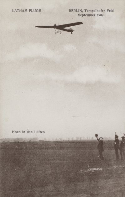 Den franske flygeren Hubert Latham flyr over Tempelhof flyplass, Berlin, september 1909 (s/hvitt bilde) av Photographer German