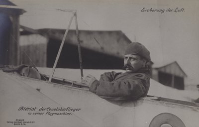 Den franske flygeren Louis Bleriot, den første som flyr over Den engelske kanal, i sitt monoplan (s/hv-bilde) av Photographer German