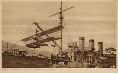 Fransk marinefly blir løftet opp på et skip (s/hv-bilde) av Photographer German