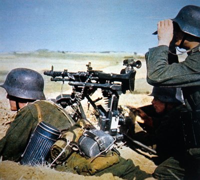 Tysk MG34 maskingevær for generell bruk montert på et stativ for vedvarende brann (bilde) av Photographer German