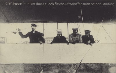 Den tyske luftskipskonstruktøren Graf Ferdinand von Zeppelin i gondolen til et av luftskipene hans etter landing (s/hv-bilde) av Photographer German