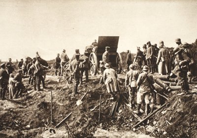 Tysk batteri beveger seg over vanskelig terreng før Fismes, fanget fransk i forgrunnen klar til å bli transportert (s/hvitt-bilde) av Photographer German