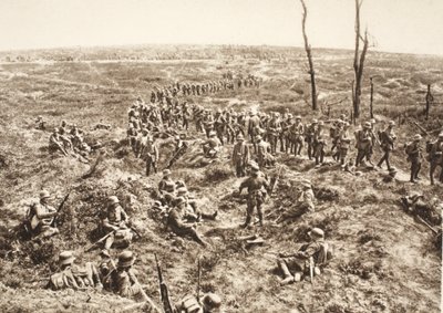 Tysk infanteri krysser Chemin des Dames for å følge den tilbaketrukne fienden, 27. mai 1918 (s/hv-bilde) av Photographer German