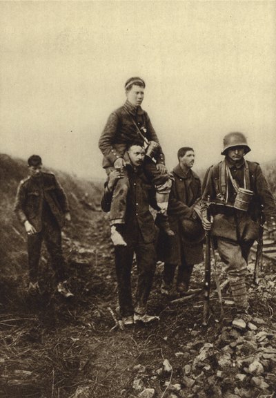 Tysk infanterist med et bensår som ble båret fra slagmarken av britiske fanger, første verdenskrig av Photographer German