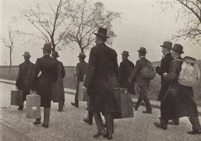 Tyske jernbanearbeidere utvist fra Ruhr for å ha deltatt i kampanjen for sivil ulydighet under den franske okkupasjonen, august 1923 (s/hv-bilde) av Photographer German