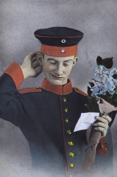 Tysk soldat holder en lapp og en haug med blomster (bilde) av Photographer German