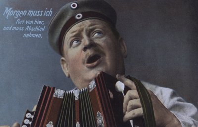 Tysk soldat spiller et trekkspill (farget bilde) av Photographer German