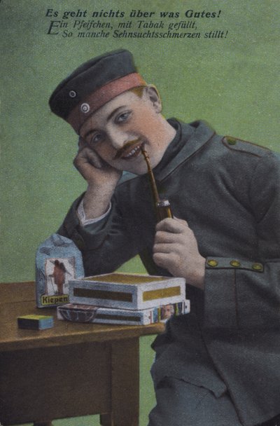 Tysk soldat røyker pipen (farget bilde) av Photographer German