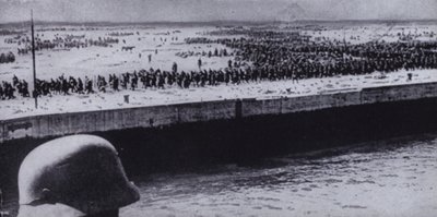 Tysk soldat som kartlegger allierte fanger på stranden ved Dunkirk, Frankrike, andre verdenskrig, juni 1940 (s/hv-bilde) av Photographer German