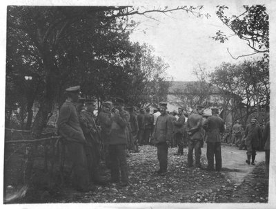 Tyske soldater i en landsby eller bytorg (s/hvitt-bilde) av Photographer German