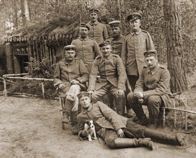 Gruppe tyske soldater med en hund av Photographer German