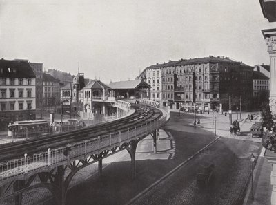 Forhøyet jernbanestasjon Schlesisches Tor (s/hvitt bilde) av Photographer German