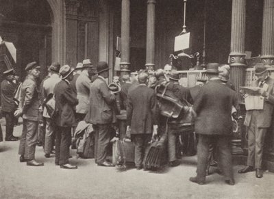 Hyperinflasjon i Weimar Tyskland: medlemmer av offentligheten som står i kø utenfor Reichsbank i Berlin med kofferter for å bære pengene sine, juli 1923 (s/hv-bilde) av Photographer German