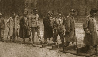 På Brest-Litovsk sykehus: forkrøplede østerrikere som øver på å gå med kunstige lemmer, fra 'The Illustrated War News', 26. juli 1916 (sepia-bilde) av Photographer German