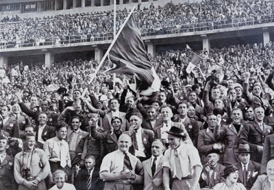 Italienske fans som støtter utøverne sine på stadion under de olympiske leker, Berlin, Tyskland av Photographer German