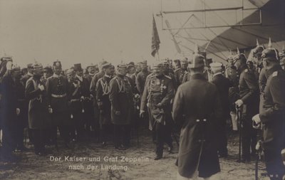 Kaiser Wilhelm II og den tyske luftskipskonstruktøren Graf Ferdinand von Zeppelin etter landingen av et av Zeppelins luftskip (s/hv-bilde) av Photographer German
