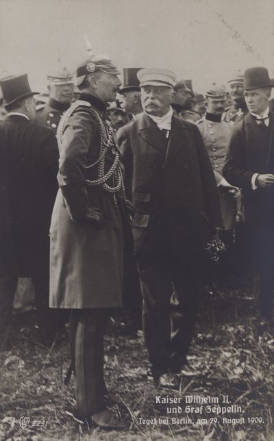 Kaiser Wilhelm II og den tyske luftskipskonstruktøren Graf Ferdinand von Zeppelin ved Tegel flyplass, Berlin, 29. august 1909 (s/hv-bilde) av Photographer German