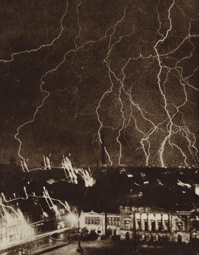 Lynet blinker over byen Leipzig, Tyskland, under et tordenvær (s/hvitt-bilde) av Photographer German