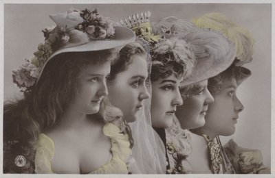 Serie av kvinner i historisk kjole (fargebilde) av Photographer German