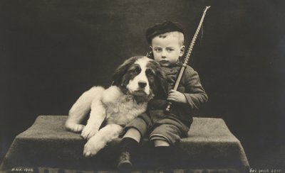 Liten gutt med hund (s/hvitt bilde) av Photographer German