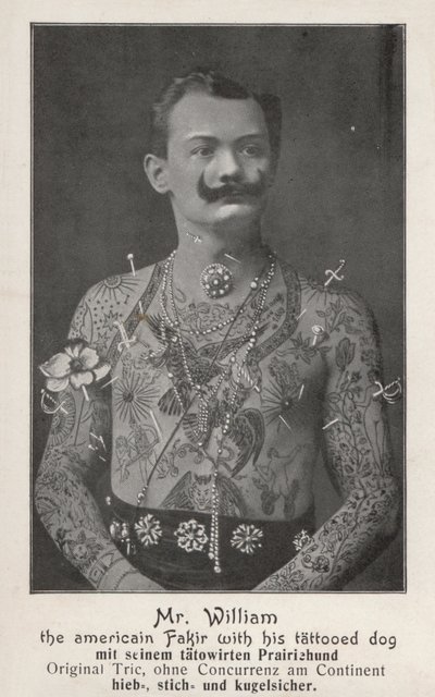 Mr William, den amerikanske fakiren med sin tatoverte hund (s/hv-bilde) av Photographer German