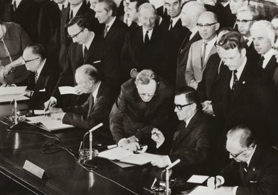 Den 3. juni 1972 undertegnet utenriksministrene fra de fire maktene den endelige protokollen til firepartsavtalen om Vest-Berlin ved bygningen som tidligere ble brukt av det allierte kontrollrådet i den amerikanske sektoren i Vest-Berlin (s/hv-bilde) av Photographer German