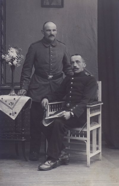 Portrett av to tyske soldater (s/hvitt bilde) av Photographer German