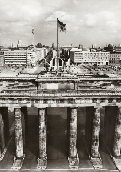 Beskyttet av sikre grenser, pågår byggingen av DDR-hovedstaden (s/hvitt-bilde) av Photographer German