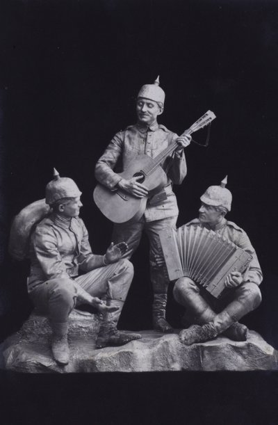 Skulptur som viser en gruppe tyske soldater fra første verdenskrig som spiller musikk (s/hv-bilde) av Photographer German