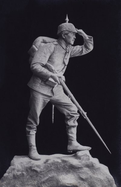 Skulptur av en tysk soldat fra første verdenskrig som ser over slagmarken (s/hv-bilde) av Photographer German