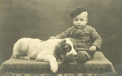 Liten gutt med hunden sin (s/hvitt bilde) av Photographer German
