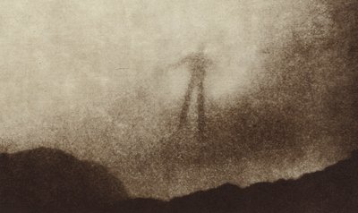 Spectre of the Brocken i Harz-fjellene i Tyskland, fotografert for første gang (s/hv-bilde) av Photographer German