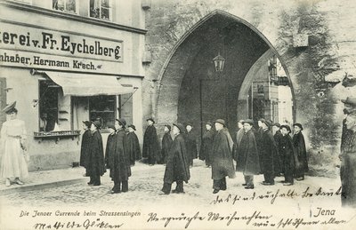 Studentkor synger på gatene i Jena, Tyskland (s/hv-bilde) av Photographer German