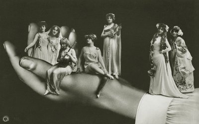Surrealistisk hånd som holder diverse kvinner (s/hvitt-bilde) av Photographer German