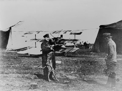 Den røde baronen og hunden hans (s/hvitt bilde) av Photographer German