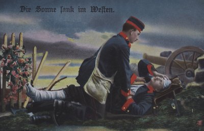 Solen gikk ned i vest: en tysk soldat som trøster sin døende kamerat på slagmarken (farget bilde) av Photographer German
