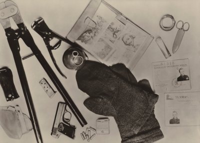 Utstyret som tilhørte terroristen Wohlfarth som 9. desember 1961 penetrerte fra Vest-Berlin .... (s/hvitt foto) av Photographer German